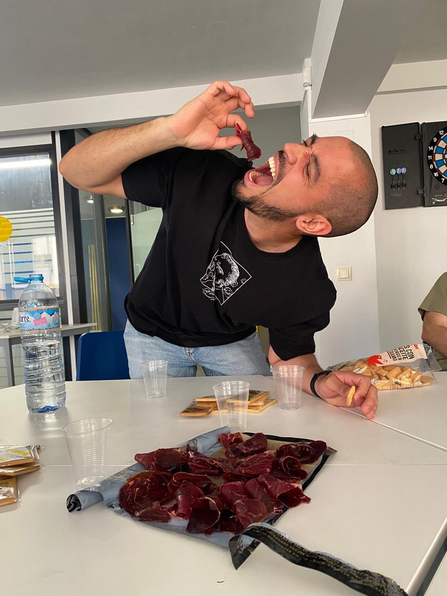 Hoy en nuestra meetup … 🥁🥁🥁

Cecina de León cortesía de <a href="/ModularDS/">Modular DS</a> 🩷🩷

¡Muchas gracias chicos! Disfrutad mucho de #WCEU2025 😘

¡Ahh! Y estáis a tipo de escuchar a <a href="/LadyLanding/">Mai Glez</a> con una ponencia muy chula.

#WordPress
