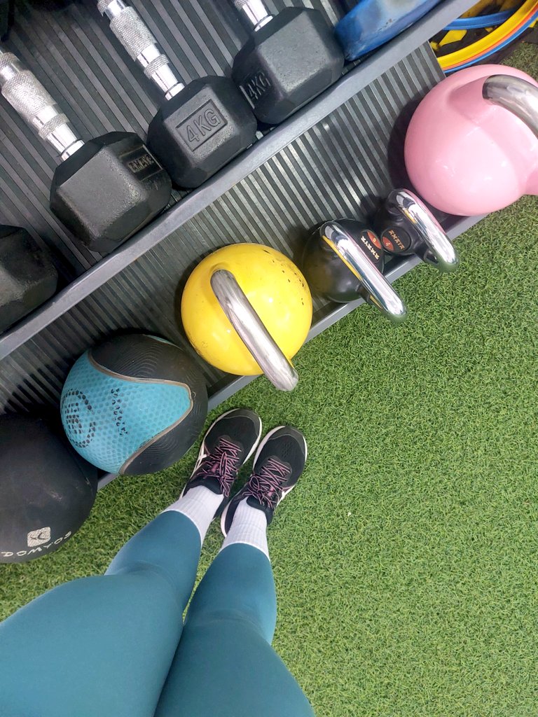 MeryGorB's tweet photo. Hoy un #gimbro (de manual) me ha dicho "tía,me puto flipan tus cuadriceps" y me ha alegrado la semana,claro.
Porque yo #gimsis no soy pero me lo creo que es lo importante🤣
#jueves #livinlavidamery #crossfit #laentrenaSion #kettelbell #matamecamion https://t.co/fsZR7P6IiU