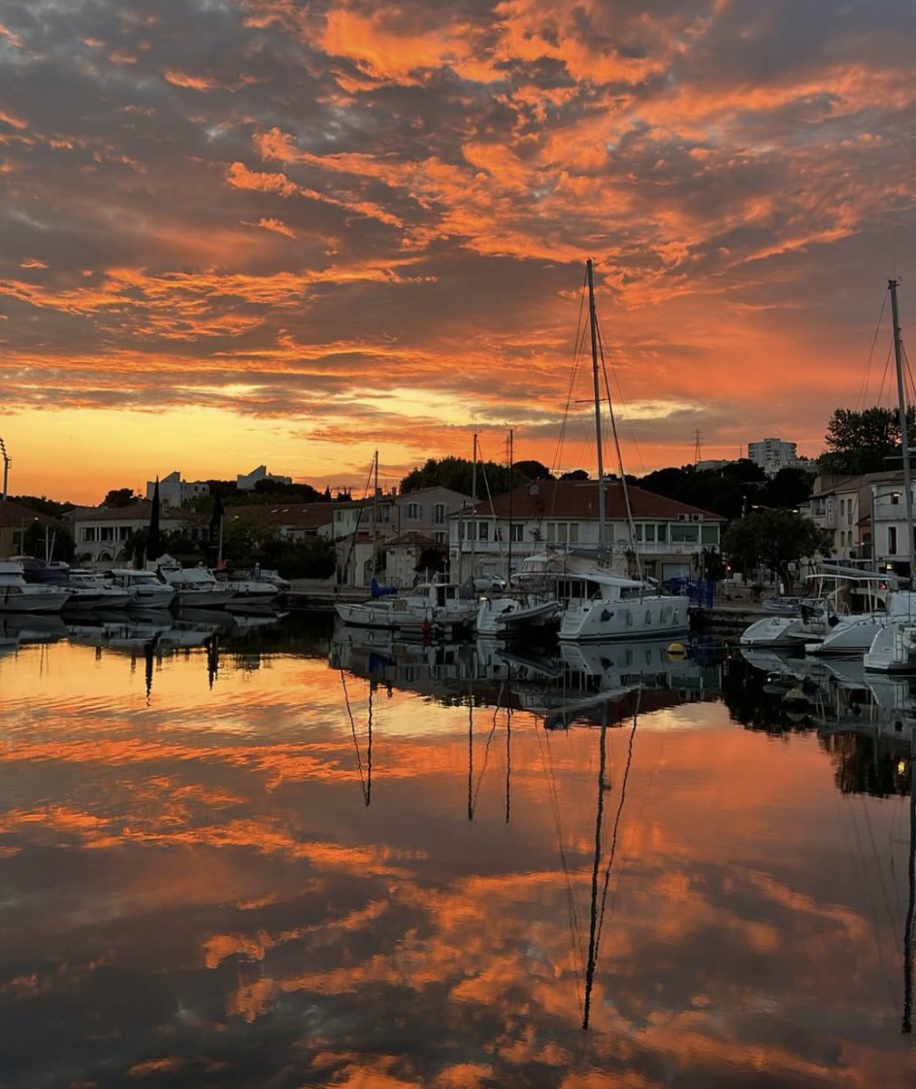 🌅 Un ciel embrasé, des voiliers au repos et une mer parfaitement calme…juste une soirée en région Sud.

📸 aureliechl_