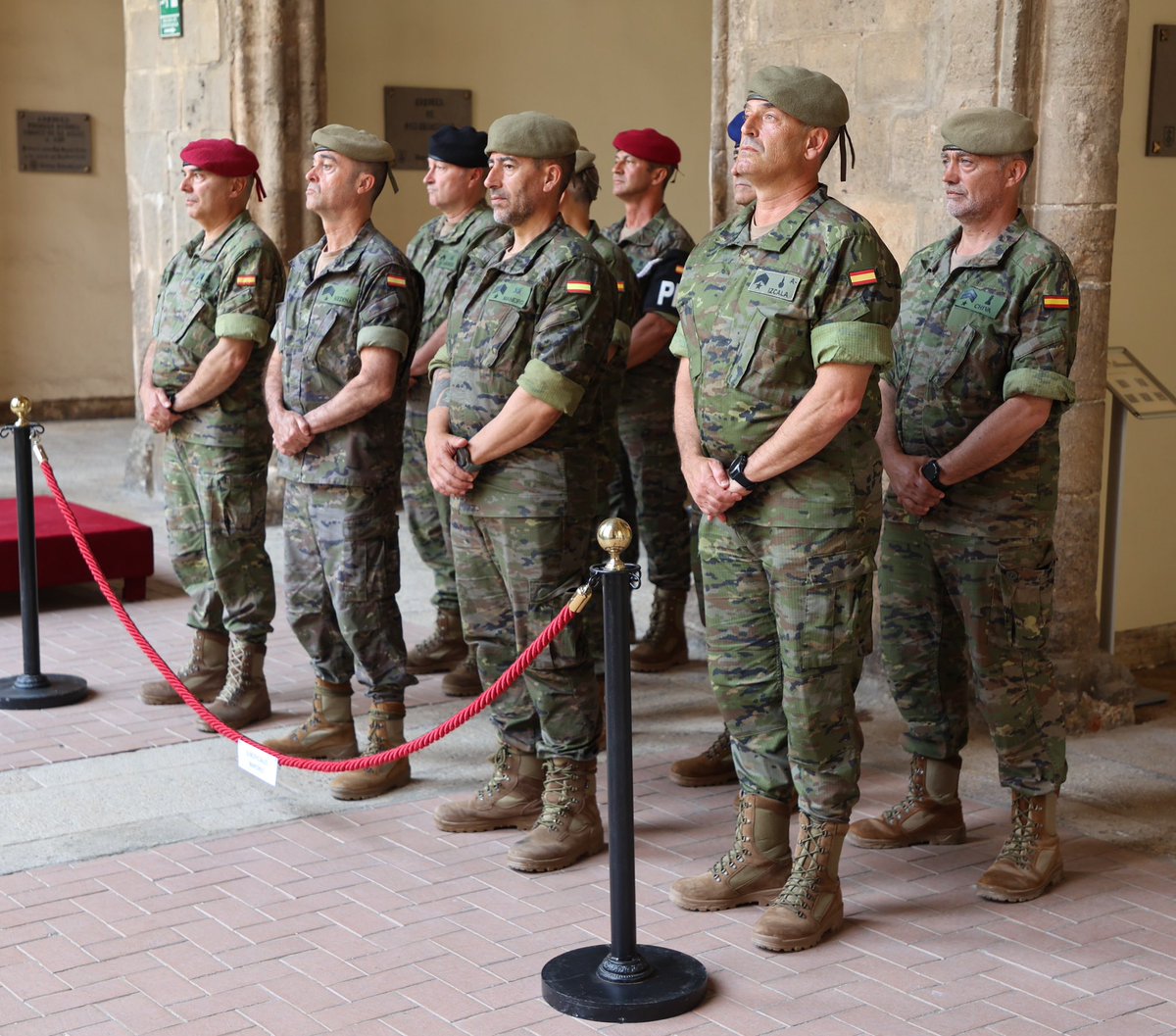CGTAD_NRDC_ESP's tweet photo. Hoy en #CGTAD, acto en 
conmemoración del Aniversario de la Escala Básica de Suboficiales y de la #AGBS.
51 años de historia forjando líderes con honor, disciplina y dedicación al servicio de España. 
"...por mi honor, te prometo en este día, España mía, defenderte hasta morir."
@CGTAD_NRDC_ESP 
#SomosTuEjército
#51AniversarioAGBS
#EjércitoDeTierra