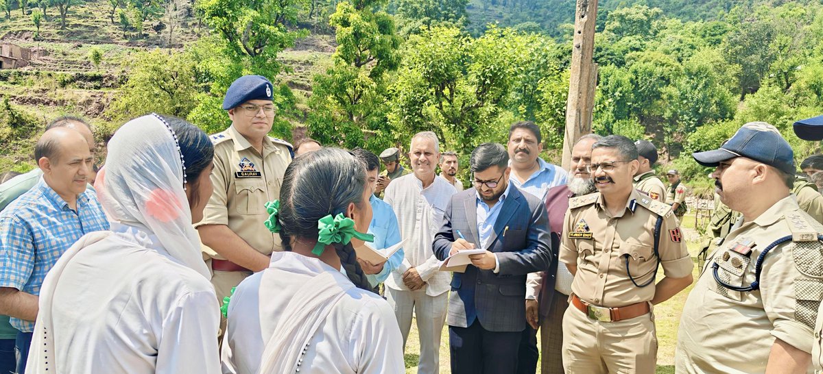 *DIG R-P Range, DC Rajouri, and Senior Officers Conduct Public Grievance Redressal Camp at HS Thana (Harichumma) Kalakote - GNS ONLINE NEWS PORTAL*
<a href="/RAJOURIPOLICE/">J&K POLICE RAJOURI</a> <a href="/digrprange/">DIG R-P Range</a>
gnsonline.in/dig-r-p-range-…