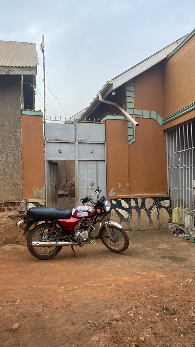 stkconsults's tweet photo. For Sale: Quick Opportunity 5 double rooms with inside  bathrooms, generating UGX 1M monthly, fully occupied by tenants. Selling at UGX 65M, located in Masanafu Bbira. Contact: 0200906013/0762808647 https://t.co/KcXWEq0n18