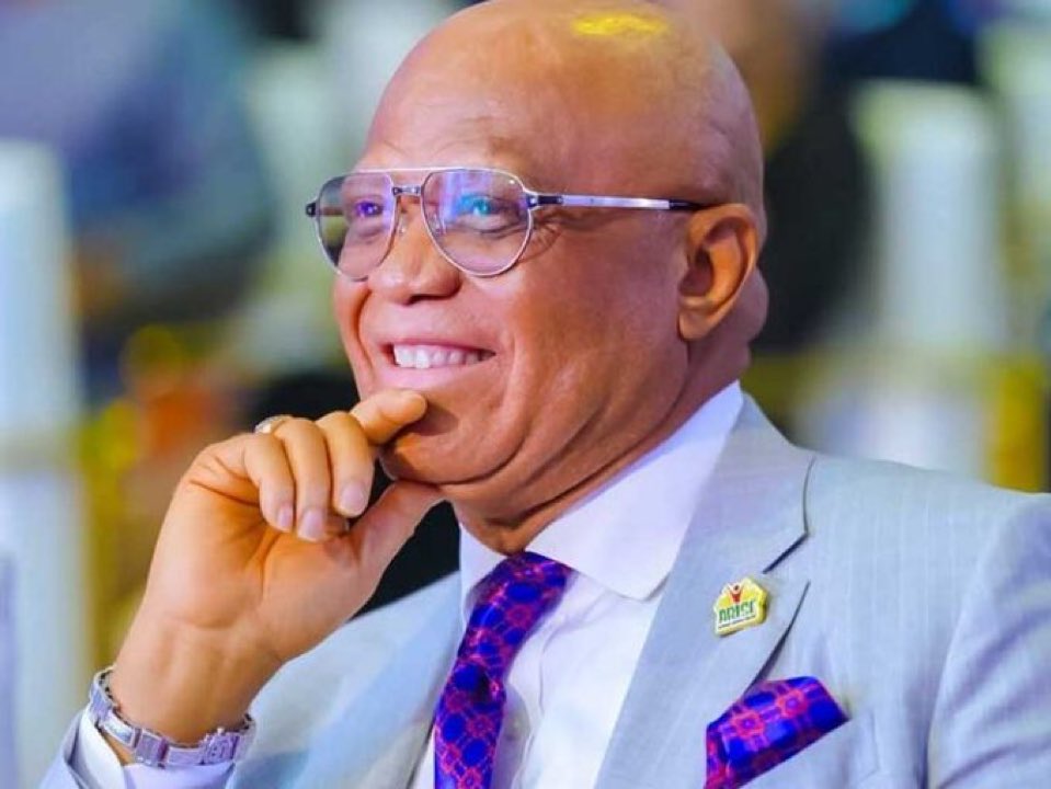 Defection Drama: Gov Eno declares ‘It’s time to move’; Akwa Ibomites shout ‘No!’

In a dramatic turn of events during a town hall meeting in Ikot Abasi, Governor Umo Eno of Akwa Ibom State announced his intention to defect from the Peoples Democratic Party (PDP) to the All