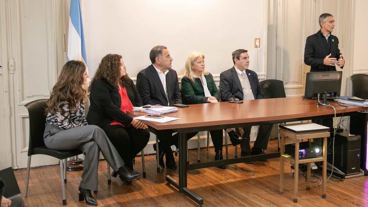 CaroVargasTuc's tweet photo. En mi carácter de presidenta de la Comisión Permanente de Digesto Jurídico y Modernización Legislativa, junto a la Dra. Erica Brunotto Coordinadora General del proceso de Actualización del Digesto Jurídico, mantuvimos una reunión de trabajo en Casa de Gobierno en el marco del proceso de consolidación y actualización normativa que venimos impulsando.

Compartimos los avances del Digesto y coordinamos con autoridades del Poder Ejecutivo y equipos técnicos de distintos ministerios los próximos pasos para dotar al ordenamiento jurídico provincial de mayor claridad, coherencia y eficacia.

Participaron el secretario general de la Gobernación, Dr. Federico Nazur; la fiscal de Estado, Dra. Gilda Pedicone de Vals; el ministro de Gobierno y Justicia, Regino Amado; el ministro de Salud Pública, Dr. Luis Medina Ruiz; y asesores de diversas áreas ministeriales.

La tarea implica revisar más de 4.600 leyes para construir un sistema normativo más accesible, ordenado y moderno para toda la ciudadanía.

Seguimos trabajando con compromiso y responsabilidad institucional.