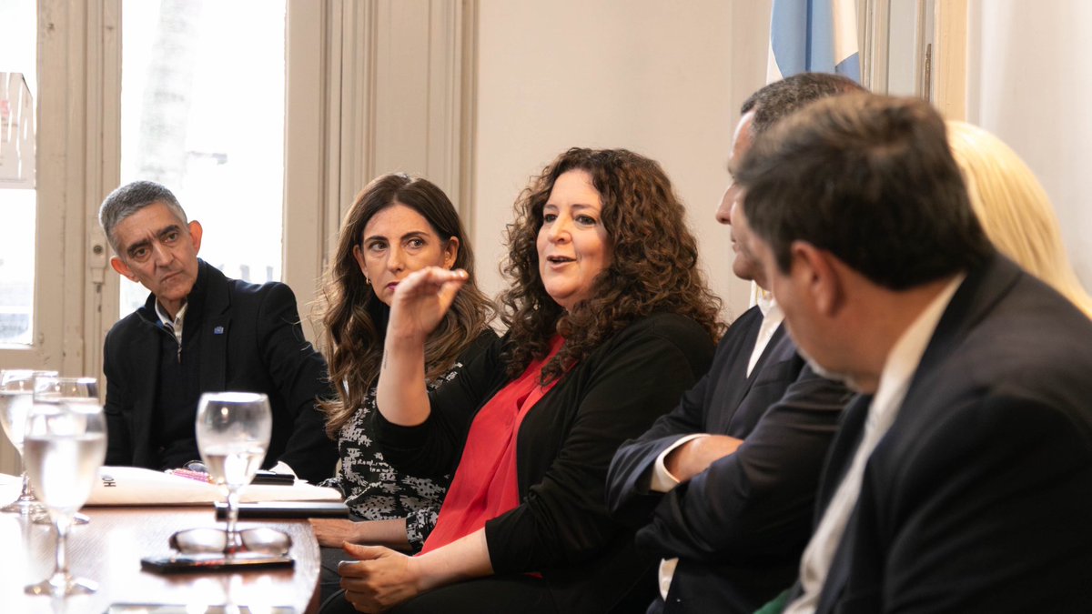 CaroVargasTuc's tweet photo. En mi carácter de presidenta de la Comisión Permanente de Digesto Jurídico y Modernización Legislativa, junto a la Dra. Erica Brunotto Coordinadora General del proceso de Actualización del Digesto Jurídico, mantuvimos una reunión de trabajo en Casa de Gobierno en el marco del proceso de consolidación y actualización normativa que venimos impulsando.

Compartimos los avances del Digesto y coordinamos con autoridades del Poder Ejecutivo y equipos técnicos de distintos ministerios los próximos pasos para dotar al ordenamiento jurídico provincial de mayor claridad, coherencia y eficacia.

Participaron el secretario general de la Gobernación, Dr. Federico Nazur; la fiscal de Estado, Dra. Gilda Pedicone de Vals; el ministro de Gobierno y Justicia, Regino Amado; el ministro de Salud Pública, Dr. Luis Medina Ruiz; y asesores de diversas áreas ministeriales.

La tarea implica revisar más de 4.600 leyes para construir un sistema normativo más accesible, ordenado y moderno para toda la ciudadanía.

Seguimos trabajando con compromiso y responsabilidad institucional.