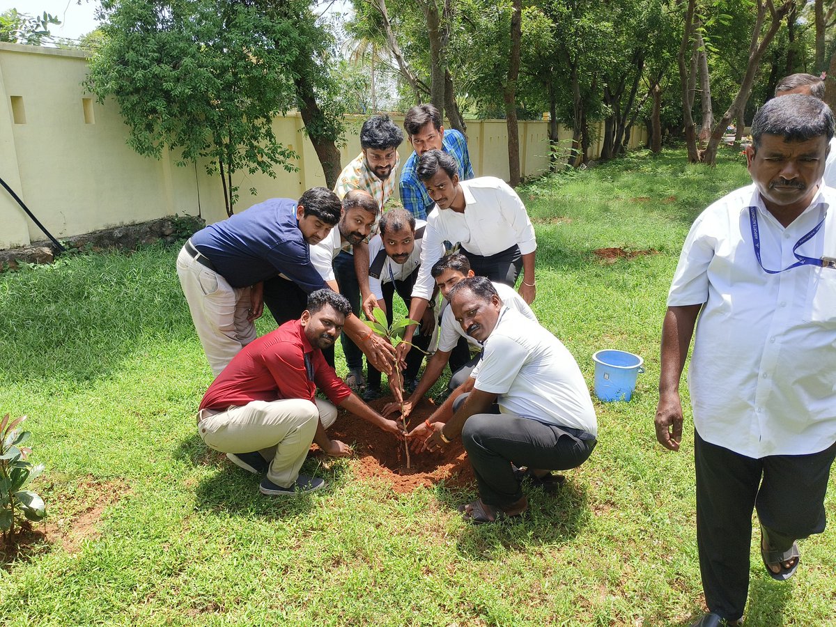 உலக சுற்றுச்சூழல் தினத்தை முன்னிட்டு, சேலம் விமான நிலையத்தில் அனைத்து துறைகளின் தீவிர பங்களிப்புடன் மரம் நடும் பணி நடைபெற்றது.
<a href="/AAI_Official/">Airports Authority of India</a> 
<a href="/AAIRHQSR/">Regional Executive Director AAI Southern Region</a> 
<a href="/MoCA_GoI/">MoCA_GoI</a>
