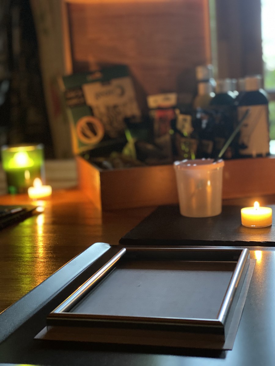 Roll &amp; Ball Art  is a unique fusion of creativity, intuition and personal insight – all  explored through a playful and immersive hands on artistic process.
windsoria.co.uk/products/marbl…
#artworkshops #artwindsor #creativeart