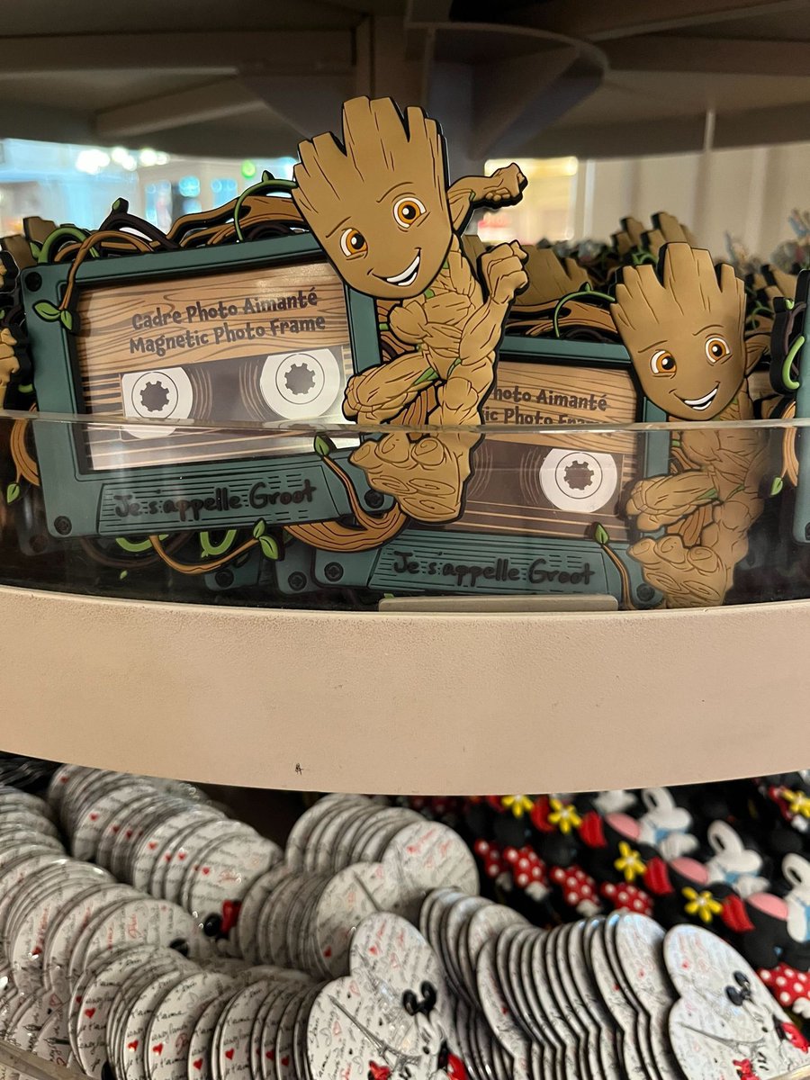 DisneyGazetteFr's tweet image. #disneylandparis

Je s’appelle #Groot ! 🍃

Ce cadre photo aimanté vous attend dans les boutiques du parc au prix de 10€ 📷

#disney