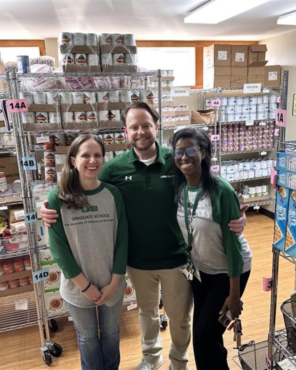 The Graduate School was proud to be a part of Be Seen Serving in Green with Blazer Kitchen!

Consider donating or volunteering with Blazer Kitchen to help serve our local community members: buff.ly/dsE968X 
.
.
.
#uab #volunteer #blazerkitchen #kitchen #birmingham