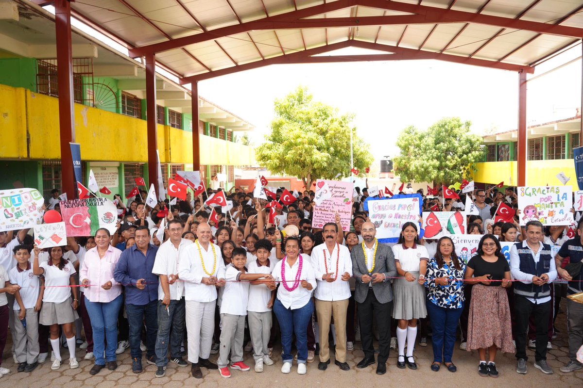 TIKA_Mexico's tweet photo. @TIKA_Mexico inauguró con la Presidenta Municipal de Acapulco @AbelinaLopezR y con la presencia del Embajador de Türkiye en México Sr. Murat Salim Esenli @TC_MeksikaBE , el proyecto de Renovación de la Escuela Secundaria No. 67 en Acapulco afectada por el Huracán #Otis. 

🇹🇷🤝🇲🇽 https://t.co/dU2N3KSNtU