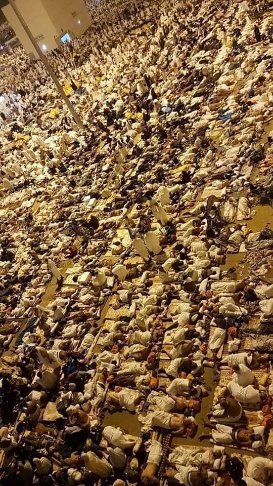 People have started arriving in Muzdalifah 🏕️🌙, where they will stay till sunrise 🌅 under the open sky ✨ (without any shelter 🛏️🚫), in devotion and patience 🤲🕋.