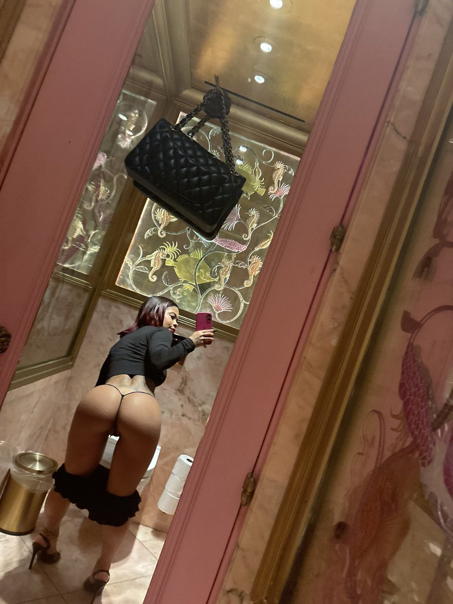 Sneaking pics 🍑