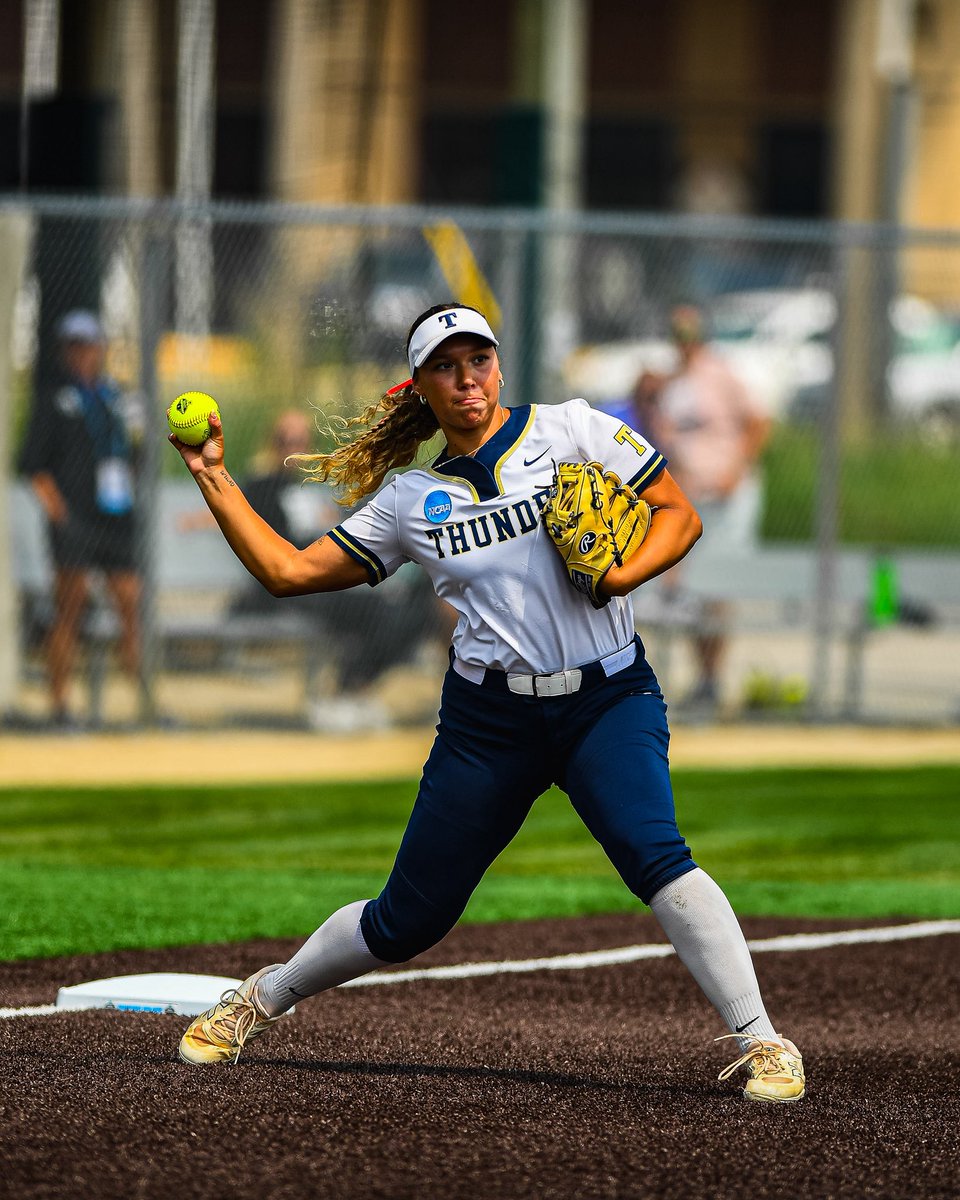 NCAADIII's tweet image. LEAVING IT ALL ON THE FIELD ๐ฃ
@vwu_marlins leads @trineathletics 1-0 headed to the fourth inning!
#WhyD3 | #D3SB