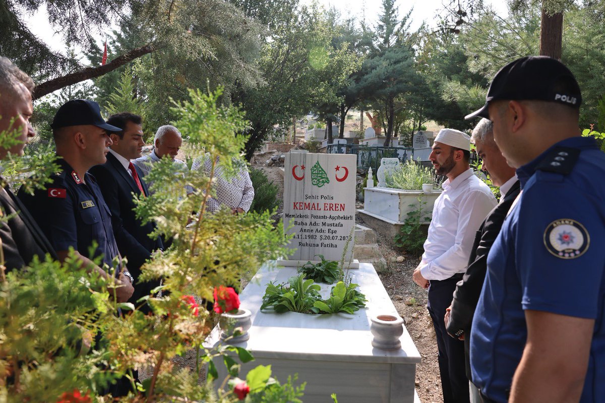 Aziz şehitlerimizi rahmet, minnet ve şükranla anıyoruz.
Kaymakamımız Sayın İmran DEMİREL, Belediye Başkanımız Sayın Ali AVAN ve protokol üyeleriyle beraber bayram vesilesiyle  şehitlerimizin kabirleri ziyaret edildi ve dualar okundu.