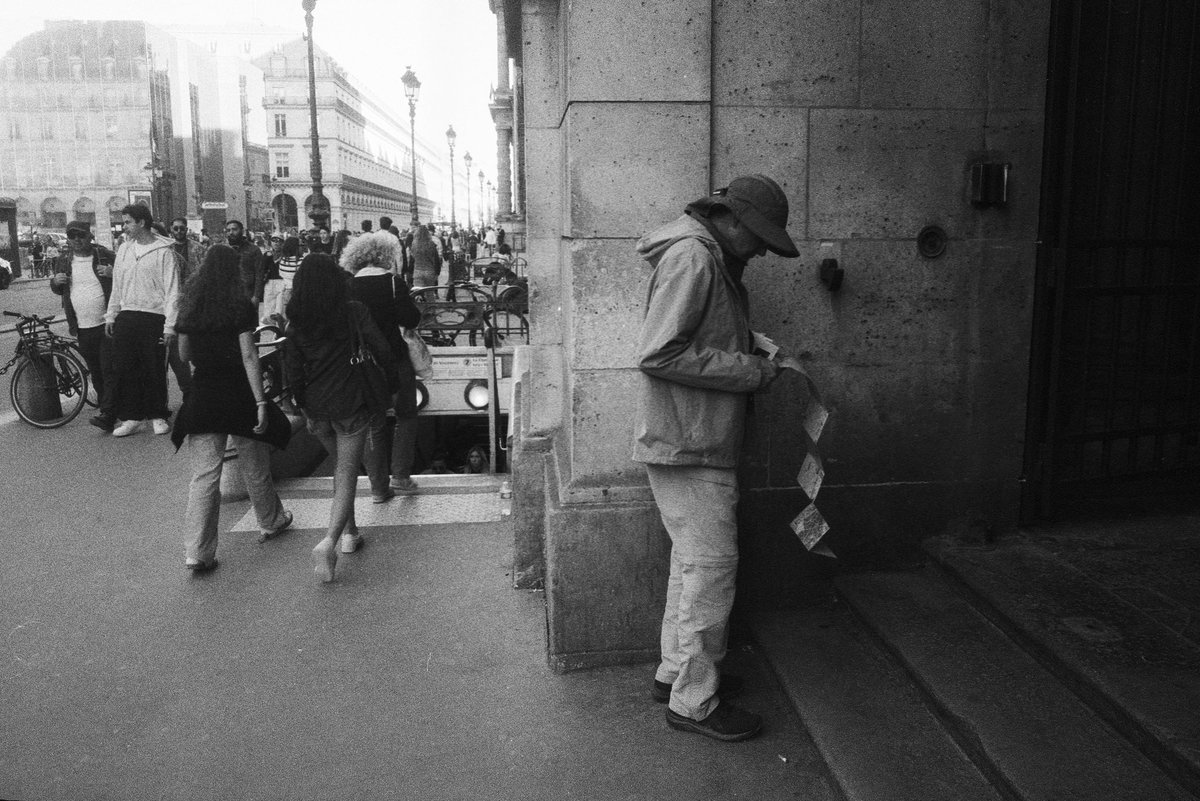 filmpapi's tweet photo. paris street photography, konica hexar and rollei 35rf https://t.co/7PNG7okGIf