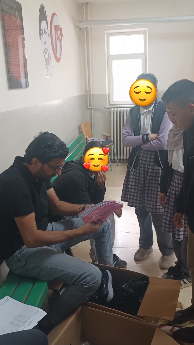 sevindirder's tweet photo. Van Erciş Ulupamir Köyü’ndeki Şehit Turatbeg Gürocak İlk ve Ortaokulu’nda eğitim gören 300 çocuğumuza yazlık spor ayakkabılar hediye ederek bayramlarını kutladık. 

Minik yüreklerin yüzündeki gülümsemeye bağışlarıyla  vesile olan tüm hayırseverlerimize yürekten teşekkür ederiz. https://t.co/4PkdTWeTfc
