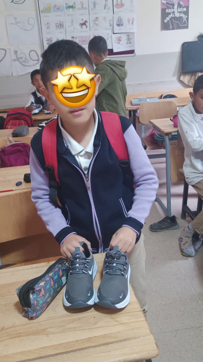 sevindirder's tweet photo. Van Erciş Ulupamir Köyü’ndeki Şehit Turatbeg Gürocak İlk ve Ortaokulu’nda eğitim gören 300 çocuğumuza yazlık spor ayakkabılar hediye ederek bayramlarını kutladık. 

Minik yüreklerin yüzündeki gülümsemeye bağışlarıyla  vesile olan tüm hayırseverlerimize yürekten teşekkür ederiz. https://t.co/4PkdTWeTfc