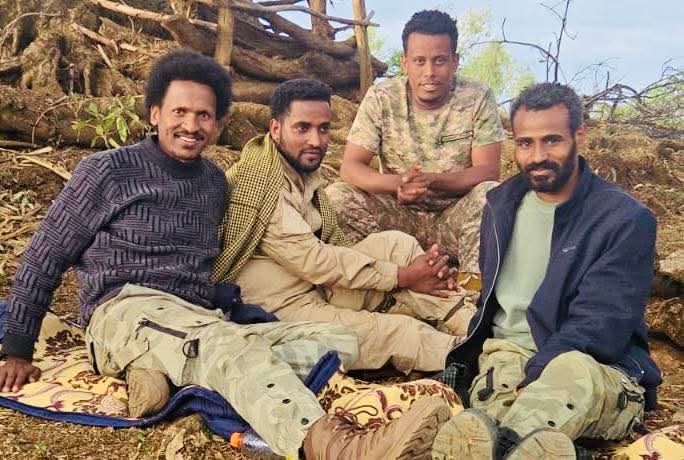 ተዋቸው ይጨነቁ!
፤
ጳጉሜ፮-2015ዓ.ም በድንገተኛ የስልክ ውይይት መሃል ዋርካውን "ትግሉ እንዴት እየሄደ ነው" አልኩት?!
"አባት የሌለው ልጅ፣አያድግ መስሏቸው፤
   እያደግነ ስንሄድ፣ እየበለጥናቸው። " በማለት መለሰልኝ። ከዚያን ጊዜ ጀምሮ "የህዝባችን