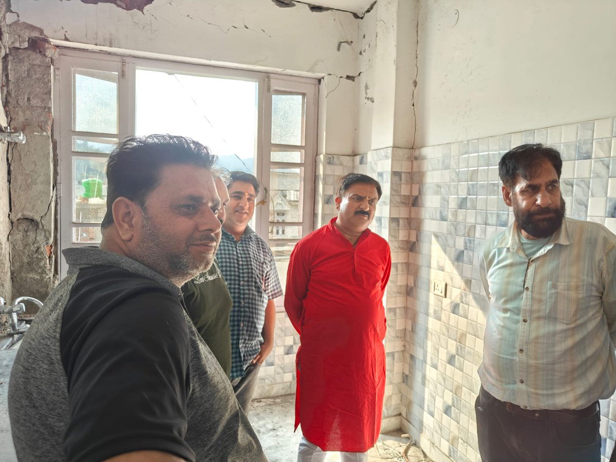 Pardeep_Poonch's tweet photo. Today visited at Surankote to met with shelling affected peoples. These peoples suffered heavy loss and I will always stand with these peoples.
#PardeepSharma
#EX_MLC https://t.co/NbcXXlYrAC