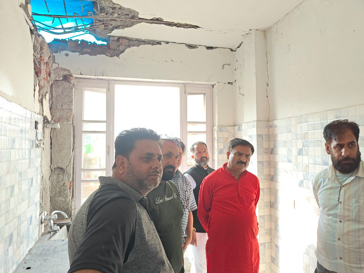Pardeep_Poonch's tweet photo. Today visited at Surankote to met with shelling affected peoples. These peoples suffered heavy loss and I will always stand with these peoples.
#PardeepSharma
#EX_MLC https://t.co/NbcXXlYrAC