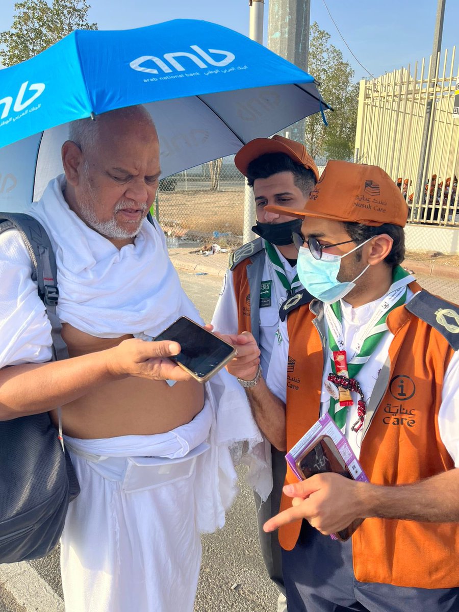 himma_2023's tweet photo. نادي همة الكشفي يبداً العمل في يوم عرفة مع (نسك) مركز إرشاد الحجاج التائهين 🤍🕋 https://t.co/vsswd78X3i