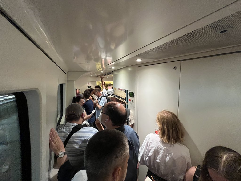 marcaldraper's tweet photo. NORMALITAT EN EL SERVEI

Per cert, com portem el traspàs de rodalies? https://t.co/VoBGyLuxHM