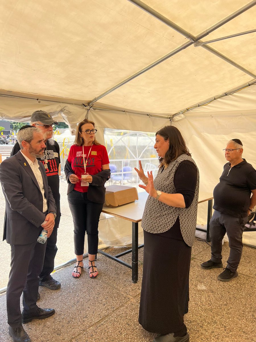 הגעתי הבוקר לכיכר החטופים, פגשתי שם את מישל אילוז, אבא של גיא אילוז שגופתו מוחזקת ברצועת עזה. שמעתי ממנו ומהמשפחות היקרות על ההתמודדות היום יומית והכאב העצום אותם הם חווים. 

ביקרתי גם באוהל של ארגון ״איילת השחר״ שדואגים ברגישות ובמסירות למען המשפחות היקרות, פגשתי שם את ריקי