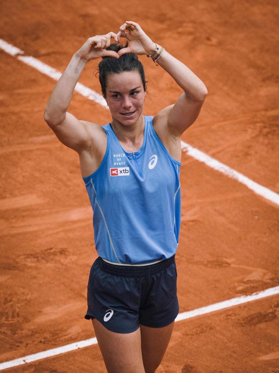 InfosFrancaises's tweet photo. 🎾 MERCI ! : Fin de rêve pour Loïs Boisson, éliminée en demi-finale par Coco Gauff (1-6, 2-6) après un Roland-Garros exceptionnel, elle devient la numéro 1 française de tennis. #RolandGarros https://t.co/FsfEUKixCA