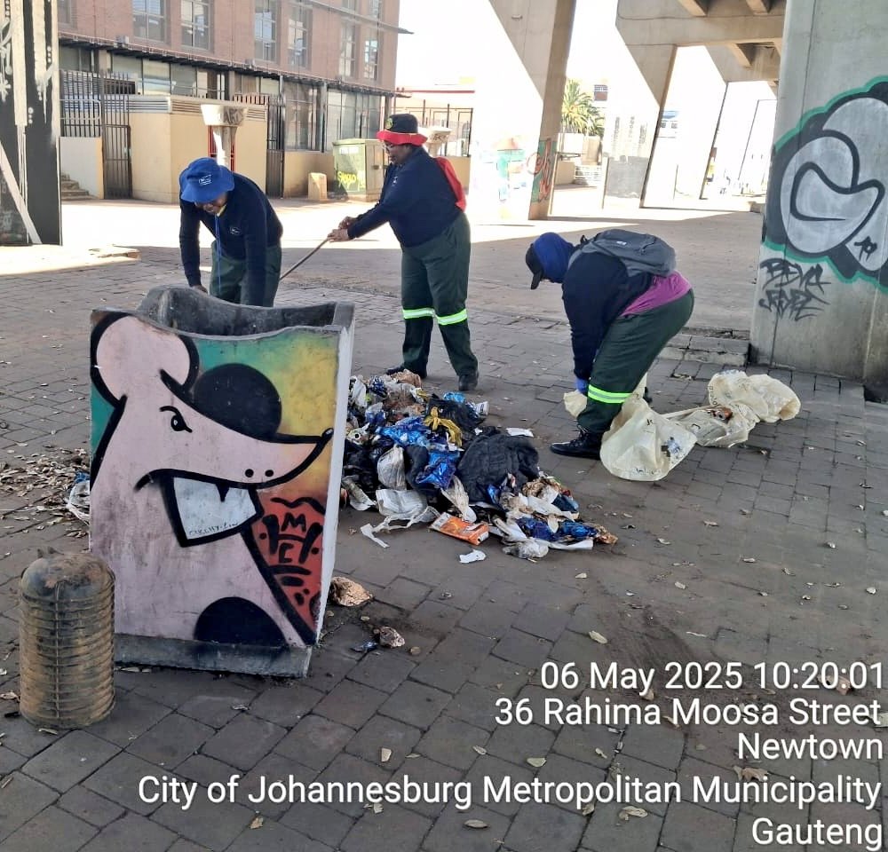 CityofJoburgZA's tweet photo. @chepape_donny @DadaMorero Hi Donny, please follow these hashtags to see the mayor's ongoing clean-up campaigns in Johannesburg 👇🏾
➡️#HighImpactServiceDelivery
➡️#AcceleratedServiceDelivery
➡️#KleenaJoburg
➡️#JoburgReimagined https://t.co/i9nDRuRPt8