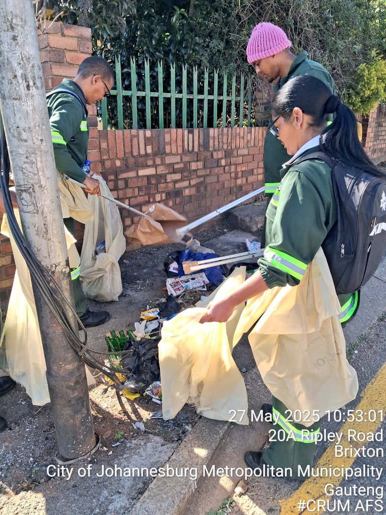 CityofJoburgZA's tweet photo. @chepape_donny @DadaMorero Hi Donny, please follow these hashtags to see the mayor's ongoing clean-up campaigns in Johannesburg 👇🏾
➡️#HighImpactServiceDelivery
➡️#AcceleratedServiceDelivery
➡️#KleenaJoburg
➡️#JoburgReimagined https://t.co/i9nDRuRPt8