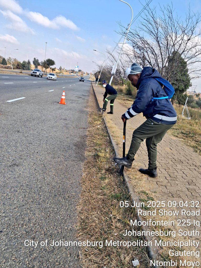 CityofJoburgZA's tweet photo. @chepape_donny @DadaMorero Hi Donny, please follow these hashtags to see the mayor's ongoing clean-up campaigns in Johannesburg 👇🏾
➡️#HighImpactServiceDelivery
➡️#AcceleratedServiceDelivery
➡️#KleenaJoburg
➡️#JoburgReimagined https://t.co/i9nDRuRPt8