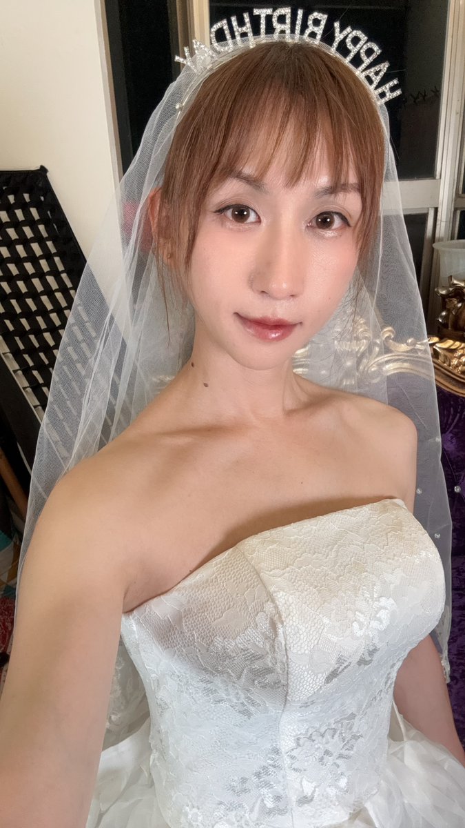 Happy Birthday to me ❤️❤️❤️

🎂👰‍♀️ 終於輪到我了！
穿上婚紗不是為了嫁人，是為了嫁給生日蛋糕🍰
今天我最大，禮物先交出來再說💍

這週日6/8晚上9點，我會穿著這件婚紗直播與你相見
轉發這篇貼文
直接免費換取這次直播入場卷
快把我娶回家

#生日公主出沒
#HappyBirthdayToMe
#嫁給自己最實在 https://t.co/w4jzC65xoH