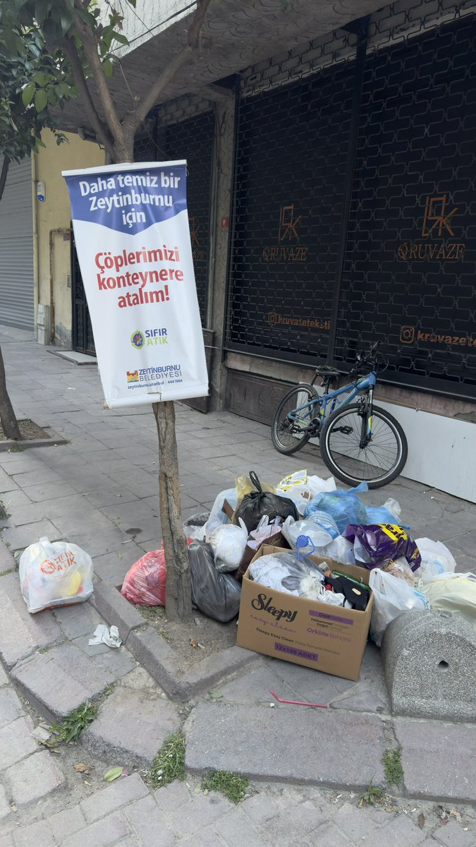 omerrarisoy's tweet photo. Arife günü canınızı sıkmak istemiyorum.

Fakat böyle olmaz sevgili komşularım.

Bu çöp meselesini artık halletmemiz lazım.

Sizden destek bekliyoruz, lütfen bize yardımcı olun. https://t.co/eISLcIJXBV