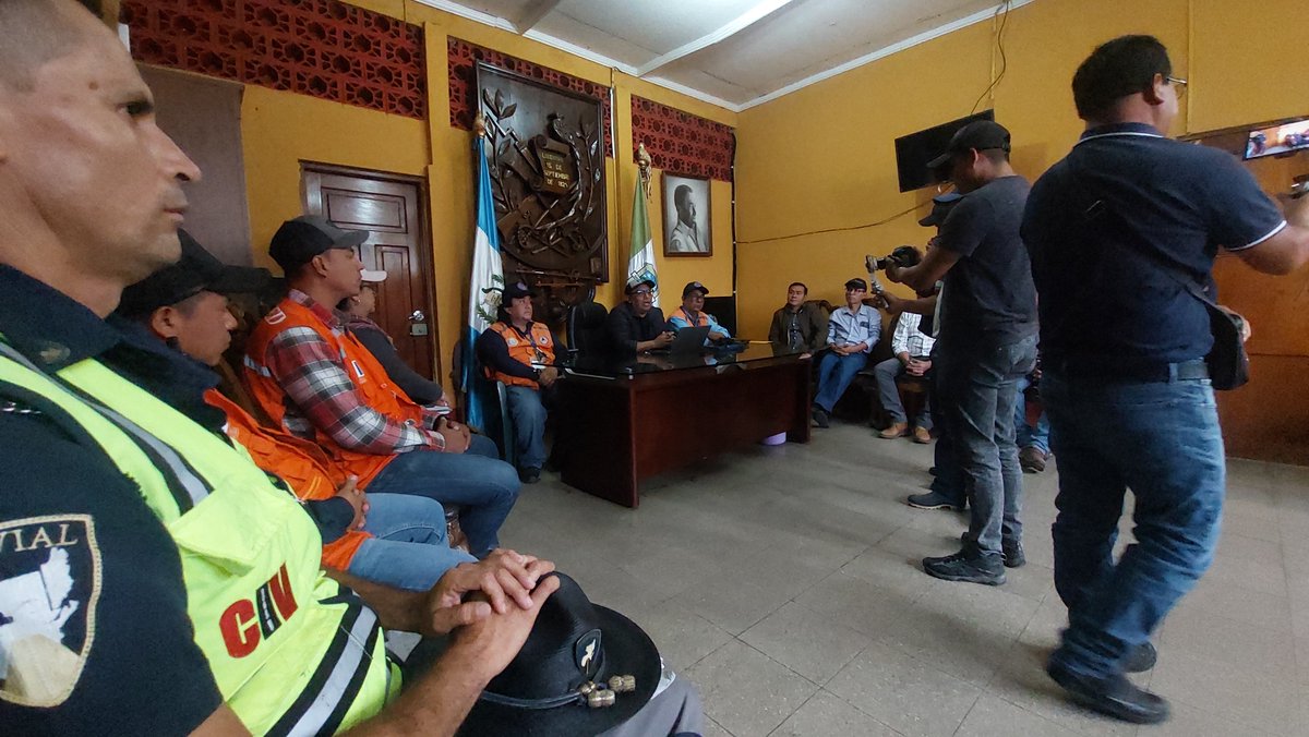 PROVIAL-CIV (@provialoficial) on Twitter photo Brigadas de Provial presente en la reunión de CONRED y más instituciones, todo esto se hace de manera preventiva y para reaccionar de la manera más efectiva en el momento de un desastre natural.
<a href="/GuatemalaGob/">Gobierno Guatemala</a>
<a href="/CIV_Guatemala/">Ministerio de Comunicaciones</a>
<a href="/mingobguate/">MinGob</a>
<a href="/Diaz_1Miguel/">Miguel Angel Díaz Bobadilla</a>
<a href="/surianobuezo/">JoséFernando Suriano Buezo</a> Brigadas de Provial presente en la reunión de CONRED y más instituciones, todo esto se hace de manera preventiva y para reaccionar de la manera más efectiva en el momento de un desastre natural.
<a href="/GuatemalaGob/">Gobierno Guatemala</a>
<a href="/CIV_Guatemala/">Ministerio de Comunicaciones</a>
<a href="/mingobguate/">MinGob</a>
<a href="/Diaz_1Miguel/">Miguel Angel Díaz Bobadilla</a>
<a href="/surianobuezo/">JoséFernando Suriano Buezo</a>