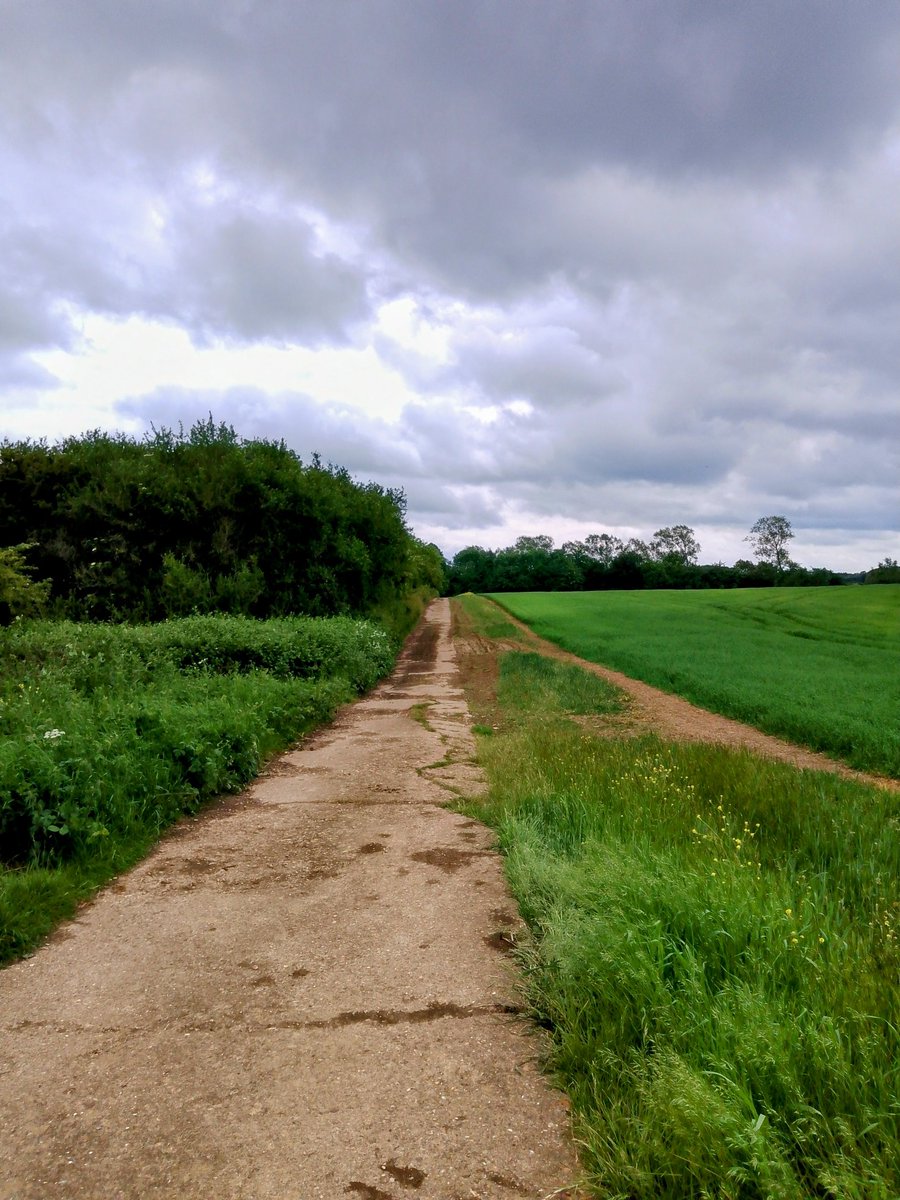 phil0073's tweet photo. #Fackley & rain #clouds #Foxhall2HangingHoughton.
#PhilOnaBike #FootpathFriday #BywayFriday #FridayFields https://t.co/Zi5mUzSSrn