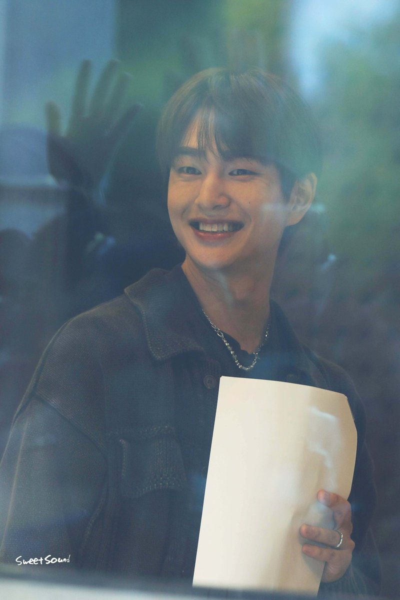 hourlyjinki's tweet photo. #온유 #ONEW #オニュ@SHINee @ONEW_GRIFFIN https://t.co/1GiGfpgclq