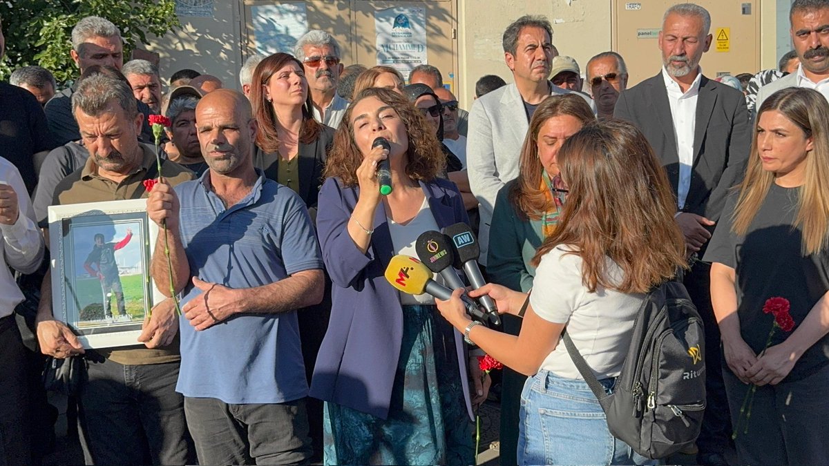 Deh sal derbas bû lê hê jî di dilê me de ev birîn germ e.

Em hemû cangoriyên ku di 5ê Hezîranê de jiyana xwe ji dest dan bi rêzdarî û bi minet bi bîr tînin. Em soz didin wan ku, dê têkoşîna me teqez li ser vê axê aştî û civakeke demokratîk ava bike.
#5êHezîranêQadaÎstasyonê