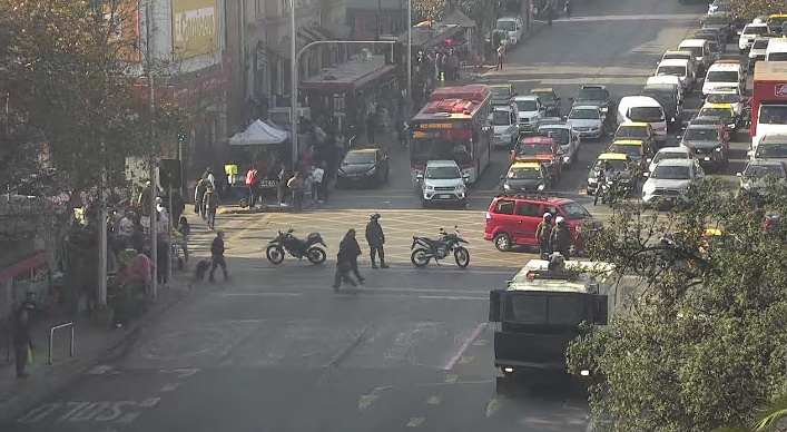 ATENCIÓN (13:15). Tránsito SUSPENDIDO en Alameda al poniente, altura acceso a #USACH, debido a grupo de personas que intenta bloquear la calzada. Flujo es desviado por Maipú y Chacabuco #EstaciónCentral