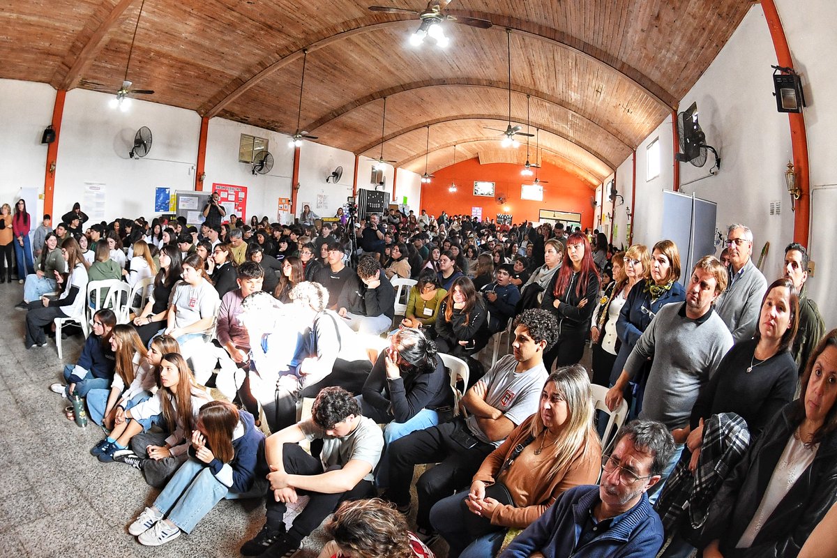 Senado BA (@senado_ba) on Twitter photo 🏛️ <a href="/magariovero/">Verónica Magario</a> cerró una nueva edición de Voces Adolescentes en Alberti
La vicegobernadora de la provincia de Buenos Aires participó del cierre del programa Voces Adolescentes, junto a más de 300 jóvenes provenientes de 14 municipios.
🔗 senado-ba.gov.ar/Prensa_Noticia… 🏛️ <a href="/magariovero/">Verónica Magario</a> cerró una nueva edición de Voces Adolescentes en Alberti
La vicegobernadora de la provincia de Buenos Aires participó del cierre del programa Voces Adolescentes, junto a más de 300 jóvenes provenientes de 14 municipios.
🔗 senado-ba.gov.ar/Prensa_Noticia…