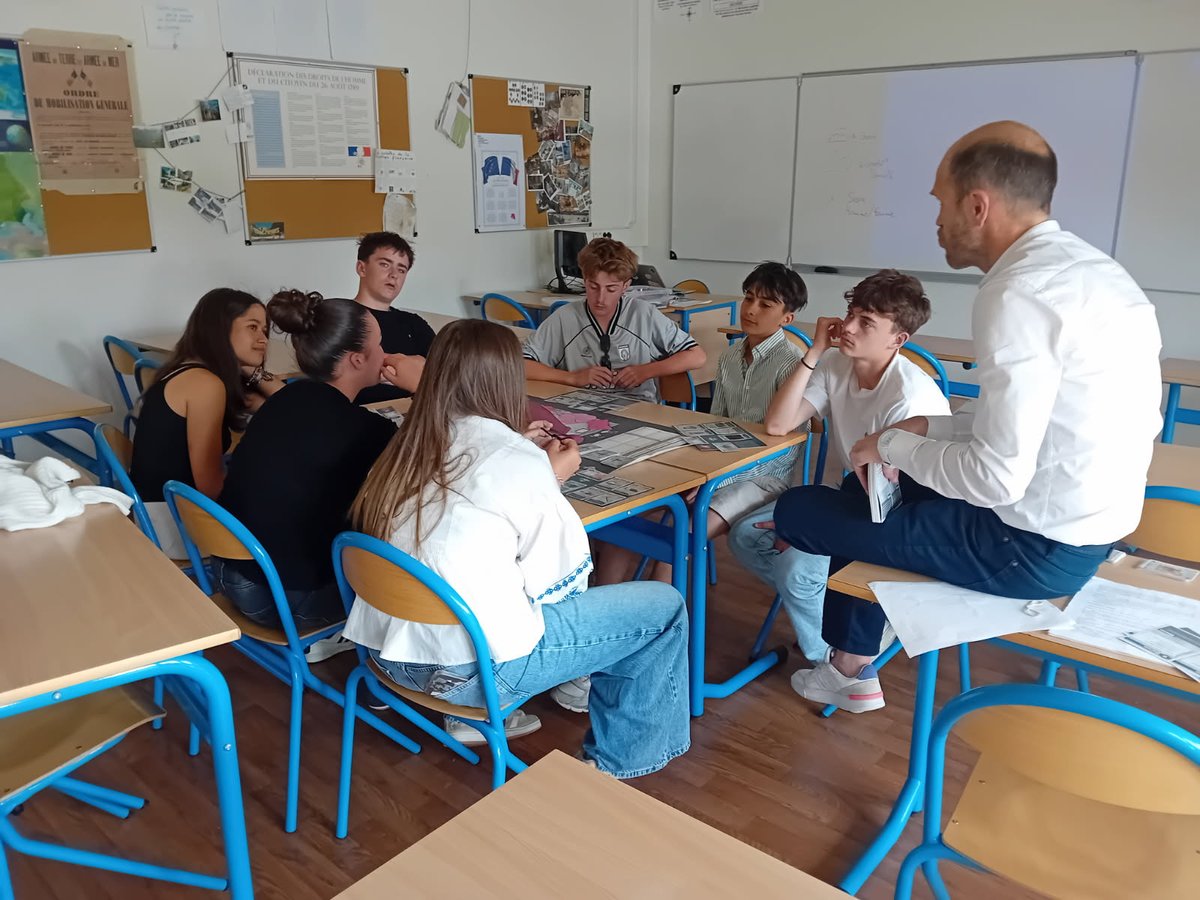 Cette semaine, les élèves de troisièmes ont participé à des débats animés par le <a href="/BIJ_Orne/">Bureau Information Jeunesse Orne</a> sur des questions d’#EVARS. Les conduites à risque et la lutte contre les stéréotypes en matière de sexualité ont été abordées pour éduquer à un comportement responsable et respectueux.