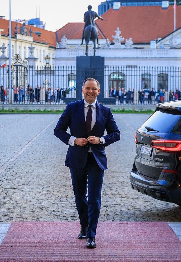 Różnica pomiędzy Tuskiem a Nawrockim jest taka, że Nawrocki już zajął się polityką miedzynarodową i budowaniem silnego zaplecza politycznego a Tusk nadal liczy głosy😂