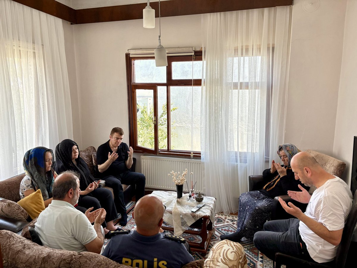 Kaymakamımız Abdurrahman İNAN ve eşi hanımefendi, Kurban Bayramı Arifesinde, Şehit Murat YÜKSEL'in Büyükada'da bulunan kabrini ziyaret edip akabinde Şehidimizin kıymetli ailesini ziyaret etti.