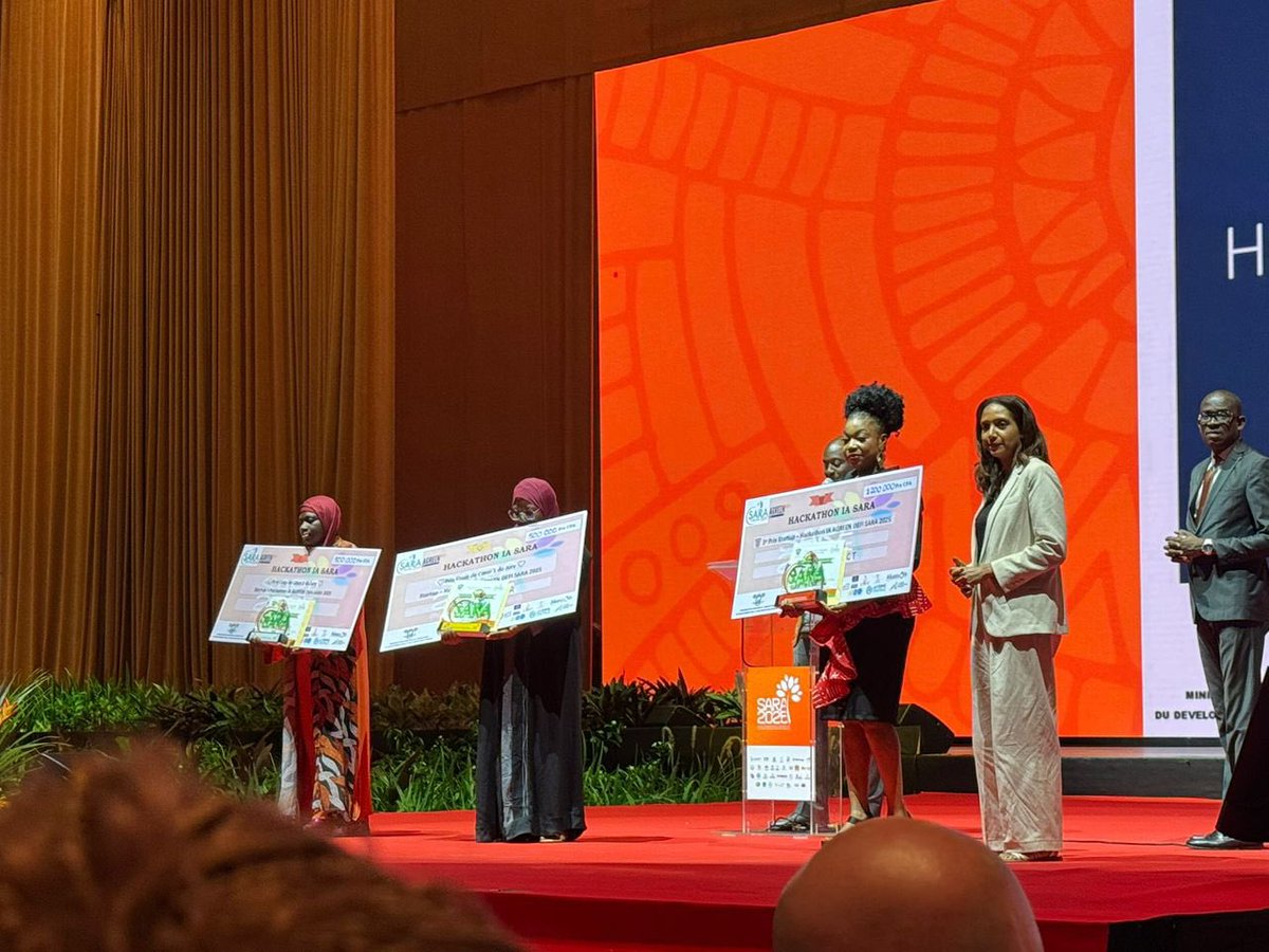 A l’occasion de la clôture du SARA 2025 notre directrice Afrique <a href="/SandraKassab1/">Sandra Kassab</a> a remis un prix de l’IA appliquée à l’agriculture à la start-up Agriclim-Predict. Une initiative financée par le projet du <a href="/c2d_d/">Le C2D en Côte d'Ivoire</a> 🇨🇮🇫🇷 d’appui aux filière agricoles durables