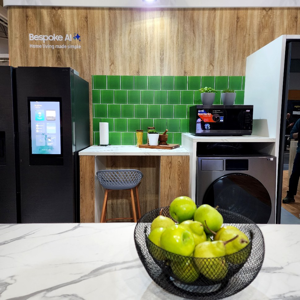 SamsungSA's tweet photo. The most important thing in life... Is family... The #BespokeAI Side by Side Family Hub™ 👨👩👧👦. A refrigerator that #YouMake part of your family, & in return, it makes your family dynamic better 💙 Happy home, better life.
@decorexSA #AIHome #DecorexCapeTown #Decorex2025 #DecorexAfrica #FutureOfLiving