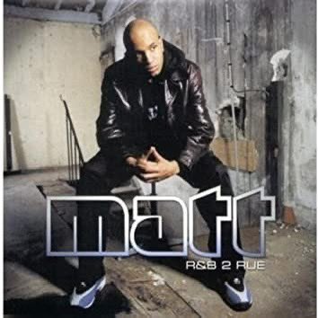 elmusicfeelings's tweet photo. 🔥🖇️ 24 ans tout juste ont passé depuis la sortie d'un de mes albums francophones préférés et à mon gout, un des albums les importants de la culture urbaine en France : #R&BDeRue. Le second album de #MattHouston arrive en Juin 2001 et va permettre d'une certaine façon de crédibiliser le R&B en France chez un public, tout en touchant une large audience. On y retrouve des inspirations de R.kelly, Joe, ou encore Sisqo, mais l'album tire sa force de...... Soriane Houston. Non, même si on a tous mimés les mimiques et interludes du petit, le disque en plus d'avoir une ligne mélodique efficace et variée, est assez subtilement écrit, abordant assez justement des thèmes, pas toujours popularisés sur la scène urbaine française, sans tomber dans le pathos ou le cliché. L’homosexualité sur le titre "Elles", la vente de la drogue sur "Dans la peau d’un Dealer" et le viol et l’inceste sur "Le prix à payer" avec Kayna Samet. Il va s'écouler à plus de 600.000 exemplaires, et devient le 1er album de R&B en France, à gagner une victoire de la musique.
Un classic.
👉 Vous rappelez-vous de l'euphorie lors du succès de R&B de rue ? Vos préférées de ce disque?