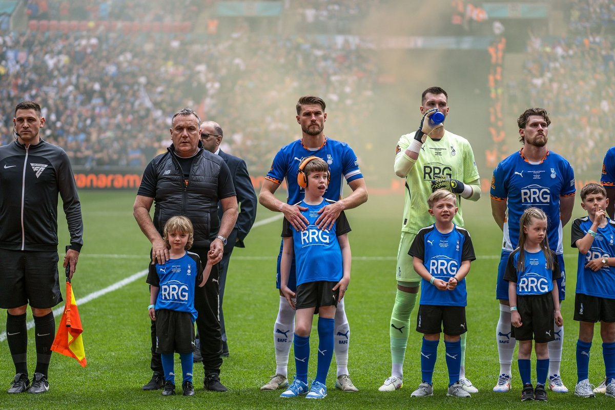 Tennille_Olivia's tweet image. Such a huge thing for Bailey. We can’t thank Charlie and Kitch enough for walking them out and for Micky and Matty for making sure Bailey was ok as Charlie did his Captain duties 🧡💙 This club and team 🫶🏼🥹 #oafc #autismawareness @DannyGardner8
