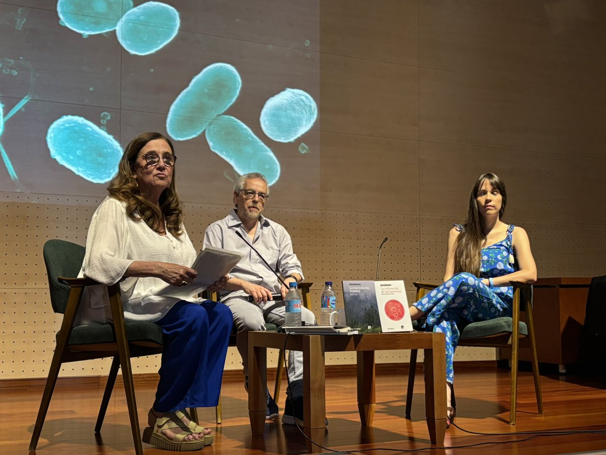 Oʂƈαɾ Hυҽɾƚαʂ Rσʂαʅҽʂ 🏳️🌈 (@scarioshr) on Twitter photo Es una delicia escuchar a Matilde, Manolo y Ana hablar de ciencia, de microbiología 🧫 y de todo lo demás. Gracias por estos libros <a href="/EEZCSIC/">Estación Experimental del Zaidín (CSIC)</a> Es una delicia escuchar a Matilde, Manolo y Ana hablar de ciencia, de microbiología 🧫 y de todo lo demás. Gracias por estos libros <a href="/EEZCSIC/">Estación Experimental del Zaidín (CSIC)</a>