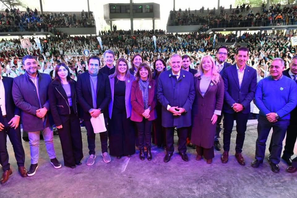 🌍 Hoy 3.800 alumnos de 5º grado hicieron su Promesa al Ambiente en el Palacio de los Deportes. Una generación que ya eligió cuidar lo que es de todos.

🌱 Cuidar lo nuestro no es solo un acto simbólico, es una decisión política, social y moral.

<a href="/OsvaldoJaldo/">Osvaldo Jaldo</a> 
<a href="/RossanaChahla/">Rossana Chahla</a>