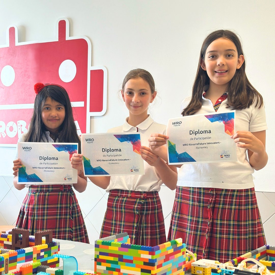 Las alumnas Alba Hernández, Teresa Marco y Alejandra Ruiz han participado en la WRO Navarra dentro de la categoría Future Innovators Elementary. Con su proyecto “Girls and Robots”, han logrado clasificarse para la fase nacional, que se celebrará en septiembre en Cáceres.