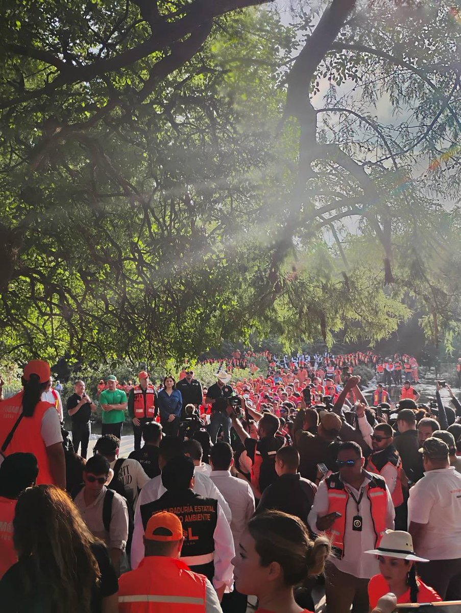 El gobierno del estado de Nuevo León celebrando  el día mundial del medio ambiente con una limpieza masiva del Río la Silla.